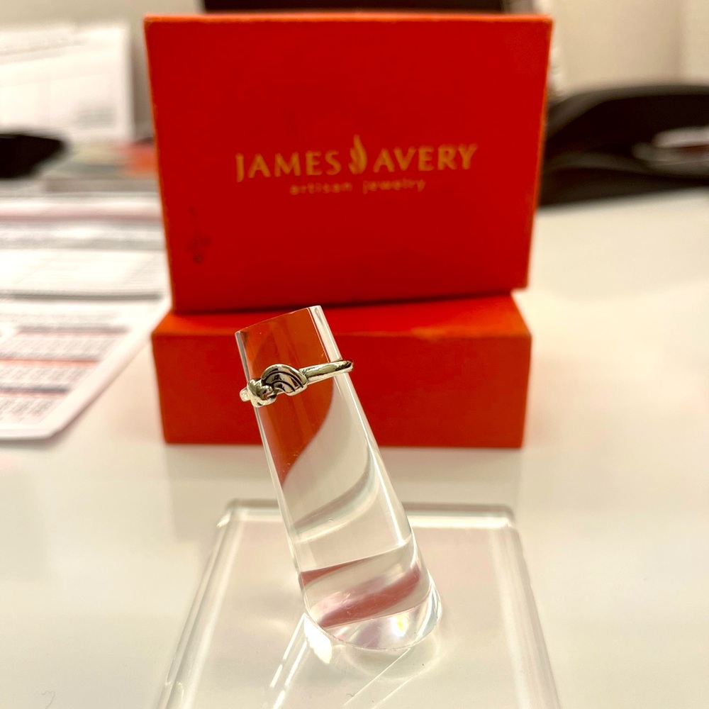Like new rainbow James Avery ring sz.3.5 just had them cleaned and reshaped